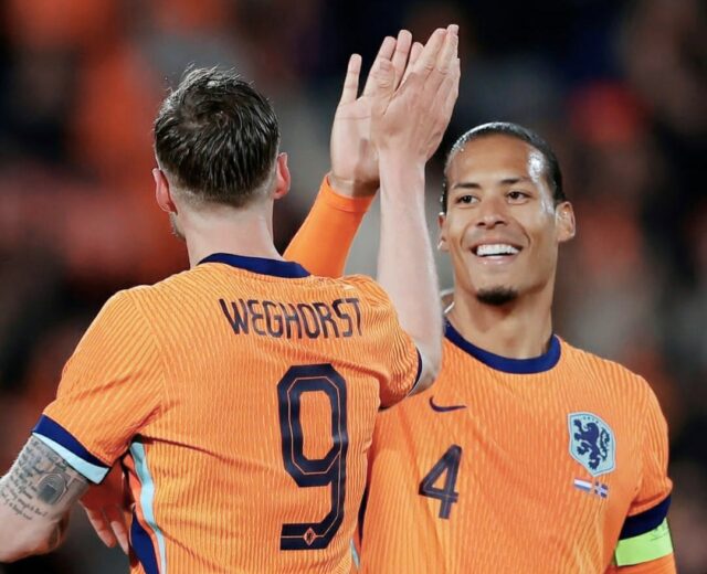 Wout Weghorst bersama Virgil van Dijk