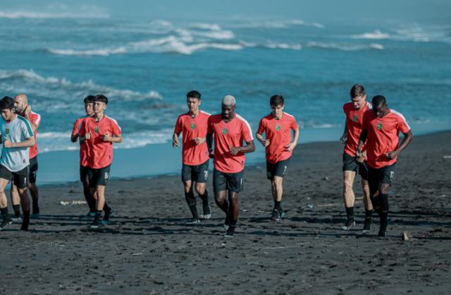 Cara unik skuad Persebaya berlatih di pasir pinggir pantai di Yogyakarta jelang Liga 1 2024/2025 bergulir.