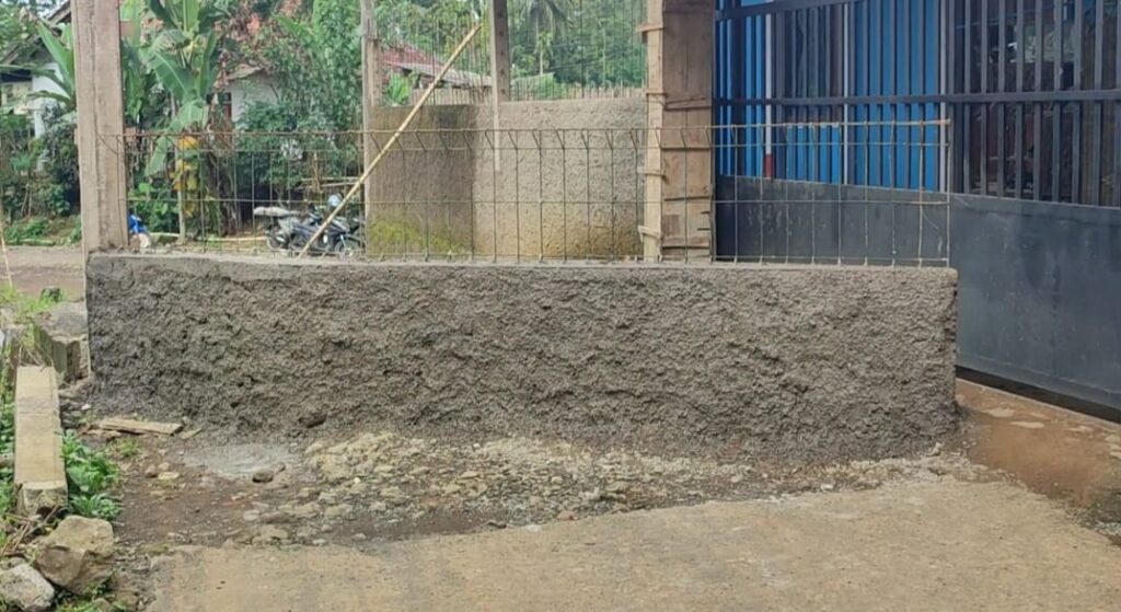 Jalan ditutup tembok di Puspahiang Tasikmalaya
