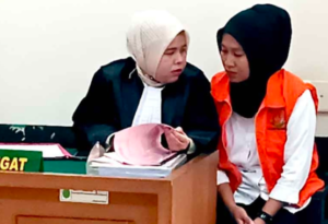 Mantan pegawai bank cantik terancam 6 tahun penjara setelah tilep uang nasabah Rp 1,7 miliar.