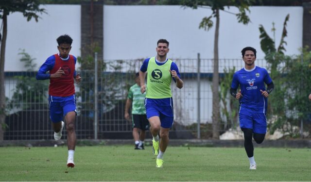 Bek Belanda Nick Kuipers bergabung dalam latihan Persib.