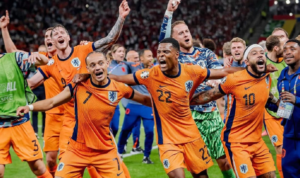 Para pemain Belanda merayakan Belanda lolos ke semifinal Euro 2024 usai kalahkan Turki 2-1.