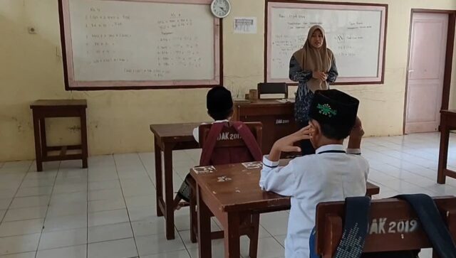 Di SDN ini ada 1 kelas hanya berisi 2 murid. Untuk itu guru inisiatif antar jemput siswa sampai Kadisdik datang ke sekolah.