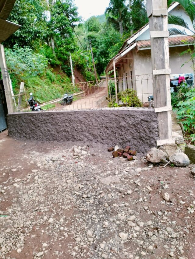 Forum Komunikasi Pimpinan Kecamatan (Forkopimcam) Puspahiang melakukan serangkaian upaya untuk mencari jalan keluar dari masalah jalan ditutup tembok oleh pemilik lahan. Foto: istimewa