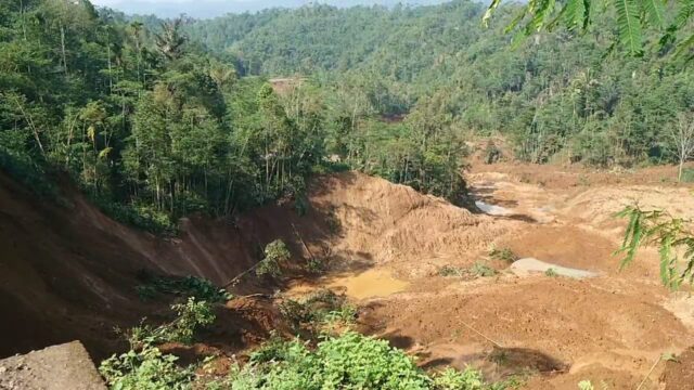 Jalan di Cigalontang terbawa longsor hingga memutus akses untuk 400 warga Cigalontang Kabupaten Tasikmalaya.