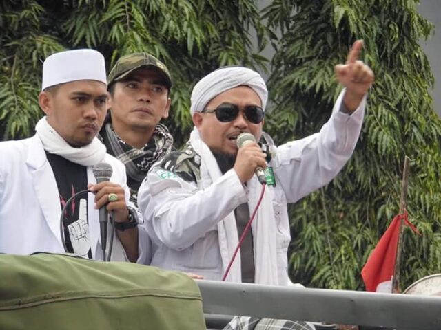 Ulama mendesak polisi untuk menangkap geng motor perusak mobil ulama Pimpinan Pondok Pesantren Darul Ulum Petir Kabupaten Ciamis.