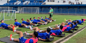 Pelatih Persib Bojan Hodak memimpin latihan Persib Bandung di Stadion Persib Minggu 7 Juli 2024.