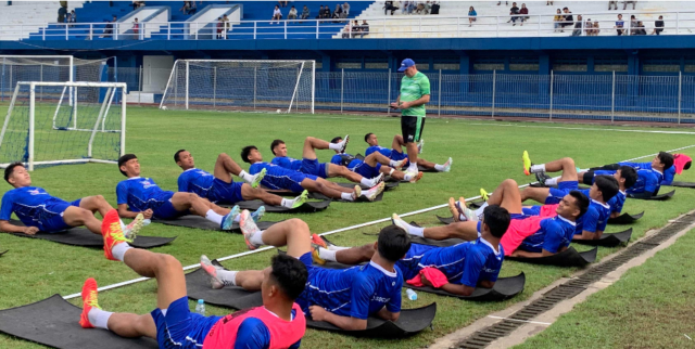 Pelatih Persib Bojan Hodak memimpin latihan Persib Bandung di Stadion Persib Minggu 7 Juli 2024.