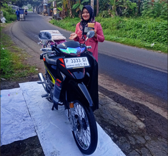 Pemilik Ratu Durian Tasik, Tiara Rahmi Pertiwi menunjukkan hadiah sepeda motor Suzuki Smash untuk Pegi Setiawan berikut 1 kodi mukena dan jaket kulit asli Garut. Hadiah tersebut akan dikirim ke Pegi, Minggu 14 Juli 2024.