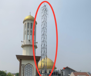 Pembangunan tower di atas masjid diprotes warga karena dikhawatirkan roboh.