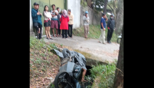 Remaja tersungkur tewas di selokan Jalan SL Tobing Kota Tasikmalaya, Kamis 25 Juli 2024 pagi.