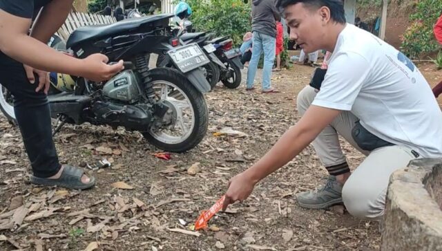 Tim Inafis Satreskim Polres Tasikmaya saat melakukan oleh TKP pesta miras oplosan hingga 3 pelajar di Tasikmalaya tewas.