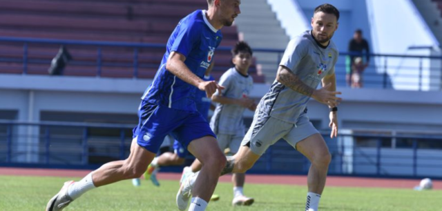 Pemain baru Persib Mateo Kocijan saat mengikuti gim internal Persib. Ini komentar Mateo Kocijan soal cuaca Kota Bandung.