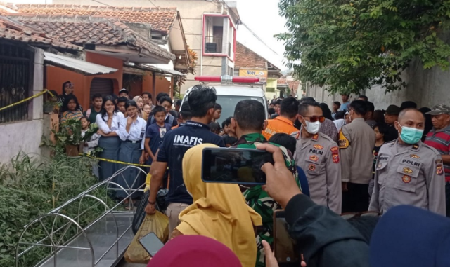 Suami temukan istri dan anaknya jadi kerangka di dalam rumahnya yang sudah meninggal 6 bulan lalu.