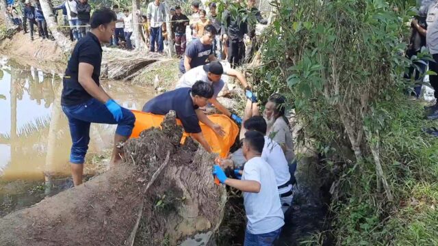 Ada 13 ciri-ciri mayat yang ditemukan siswa SMP di Tasikmalaya. Foto ini saat mayat laki-laki ini dievakuasi polisi di TKP Girang Desa Cikunir Kecamatan Singaparna Kabupaten Tasikmalaya, Selasa 16 Juli 2024 siang.