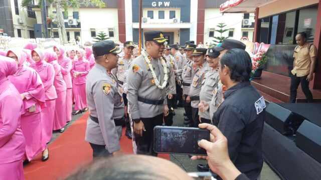 Selamat datang kepada AKBP Haris Dinza di Polres Tasikmalaya. Saat ini AKBP Haris Dinza pimpin Polres Tasikmalaya menggantikan AKBP Bayu Catur Prabowo SH SIK MM yang bertugas di Polda Metro Jaya sebagai Kabagpal Rolog.