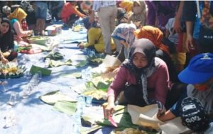 Masyarakat Pangandaran saat mengikuti kegiatan hajat laut pada tahun 2021 lalu. (Deni Nurdiansah/Radartasik.id)