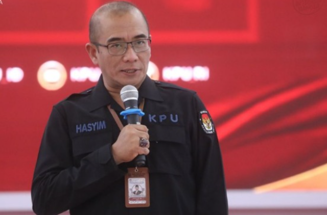 Hasyim Asy'ari, ketua KPU dipecat setelah terbukti melakukan tindak asusila.