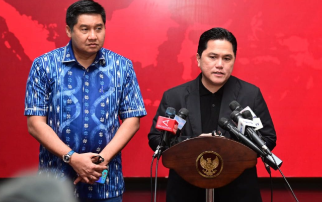 Ketua PSSI Erick Thohir bersama steering committee (SC) turnamen Piala Presiden 2024 Maruarar Sirait usai bertemu Presiden Joko Widodo, Rabu 10 Juli 2024 di Istana Merdeka, Jakarta.