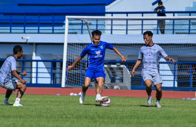 Pelatih Persib Bojan Hodak membagi skuad Persib jadi 2 yaitu tim Persib biru dan tim Persi babu-abu.