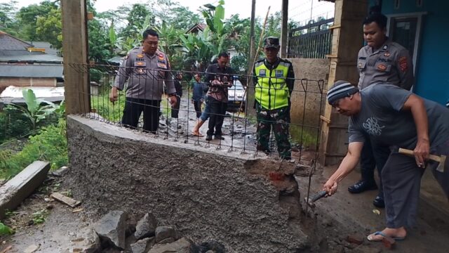 Pembongkaran tembok penutup jalan di Puspahiang Kabupaten Tasikmalaya dibongkar pemilik lahan pada Kamis 4 Juli 2024.