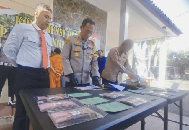 Jajaran Polres Pangandaran menunjukkan barang bukti berupa uang palsu saat jumpa pers di Mapolres Pangandaran, Selasa, 23 Juli 2024. (Deni Nurdiansah/Radartasik.id)