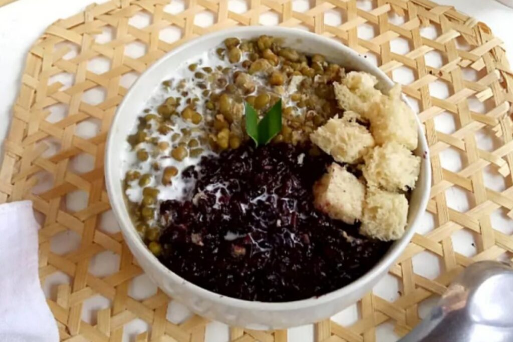 Cara mudah membuat bubur kacang hijau madura yang nikmat.