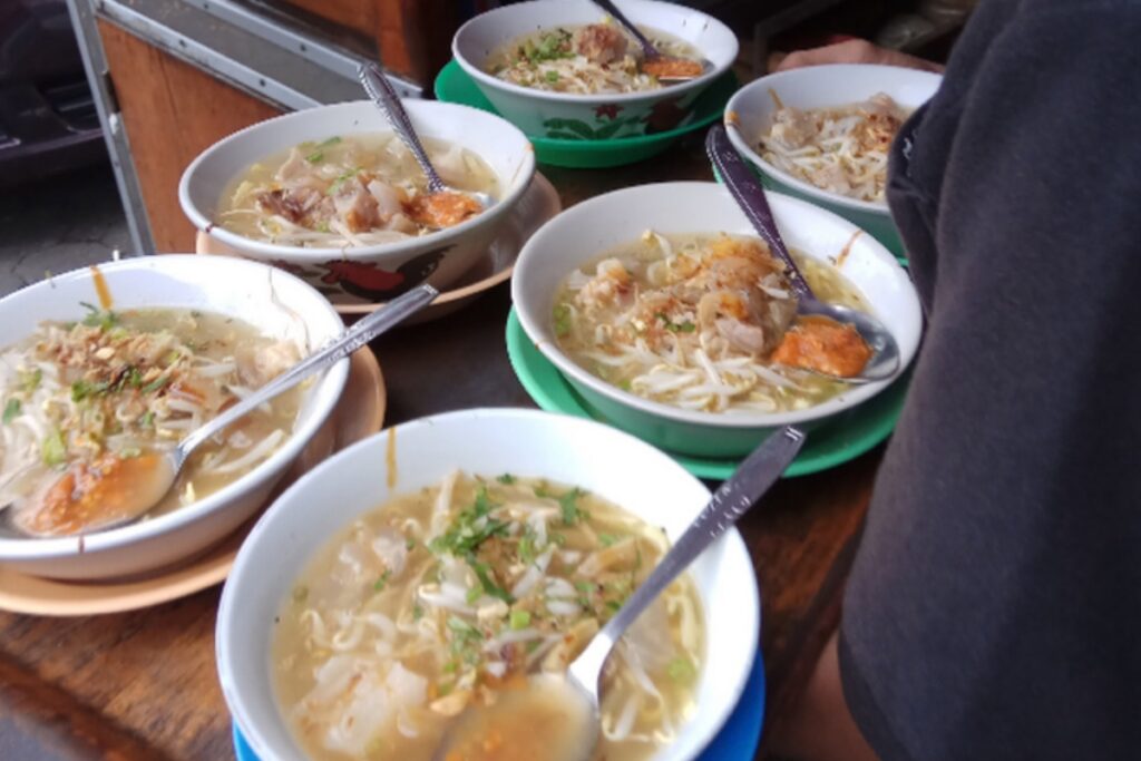 Tempat makan mie di Dago Bandung yang enak dengan harga terjangkau.