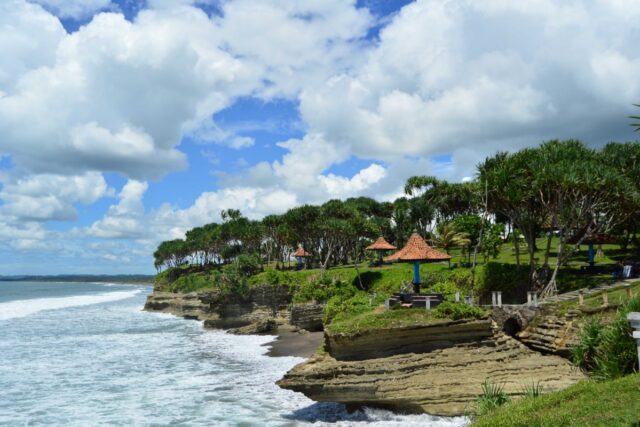 Wisata alam Pantai Batu Hiu Pangandaran beserta legendanya terkait Kerajaam Mataram dan inikeindahannya.