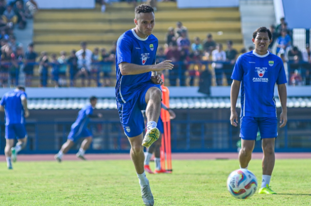 Ini musim terkuat Persib. Karena dari 8 daftar pemain asing Persib musim ini merupakan kombinasi Eropa dan Amerika Latin.