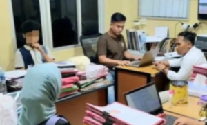 Warga menggerebek pegawai kampus mesum dengan mahasiswa baru di kosan, Minggu 25 Agustus 2024.