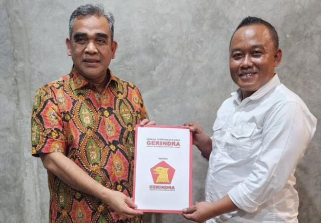 Dadang Solihat atau Dadang Okta menerima surat rekomendasi dari Sekjen Partai Gerindra Ahmad Muzani untuk bakal calon Bupati Pangandaran 2024 dari Partai Gerindra.