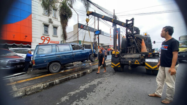 Info Tasikmalaya hari ini yaitu terjadi kecelakaan di Jalan HZ Mustofa melibatkan pria paruh baya, Kamis 8 Agustus 2024 siang.