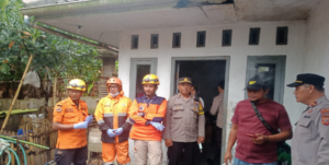 Petugas gabungan dari Polres Tasikmalaya Kota, Polsek Mangkubumi dan BPBD Kota Tasikmalaya usai evakuasi korban ibu muda di Tasik akhiri hidup.