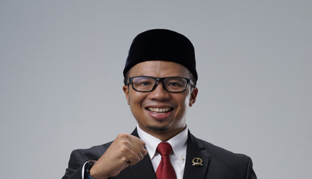 Hasil survei SMRC bahwa bakal calon Wali Kota Tasikmalaya 2024 Viman Alfarizi berpotensi menang.