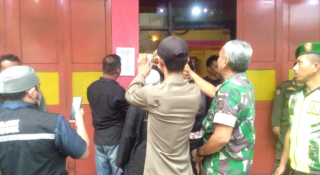 Sebuah kafe-karaoke di Tasikmalaya ditutup ulama, warga dan tim gabungan, Kamis 8 Agustus 2024.