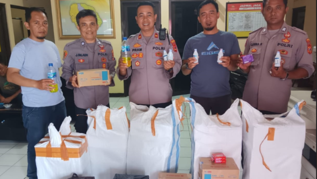 Ribuan botol bahan miras oplosan di Tasikmalaya disita Polsek Leuwisari Polres Tasikmalaya dari 3 lokasi.