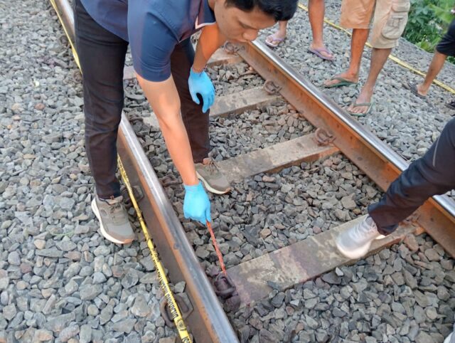 Tim Inafis Polres Tasikmalaya Kota memeriksa tempat kejadian perkara siswi SMK Pancasila tewas terlindas kereta api di Manonjaya, Kabupaten Tasikmalaya, Selasa 13 Agustus 2024 sore.