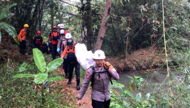 Jasad pemuda bunuh diri di Jembatan Cirahong ditemukan Tim SAR gabungan, Kamis 8 Agutus 2024.