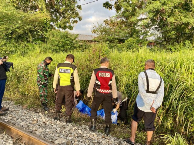 Seorang pria tewas di dekat rel Cisayong Tasikmalaya. Sekarang mayatnya di RSUD dr Soekardjo Kota Tasikmalaya.