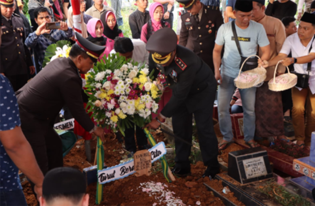 Pemakaman Kanit Reskrim Polsek Belitang I Polres OKU Timur Iptu (Anumerta) Rivan Arief SH MSi. Perwira polisi ini meninggal usai antisipasi balap liar karena mengalami kecelakaan.