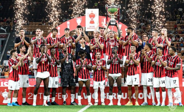 Selebrasi pemain AC Milan usai menjadi juara Trofeo Berlusconi dengan mengalahkan Mnza 3-1