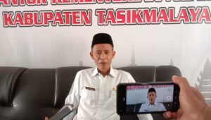 Kasubag TU Kemenag Kabupaten Tasikmalaya Asep Barhia menjelaskan kronologi mobil dinasnya diisi BBM susbsidi Pertalite oleh sopirnya. 