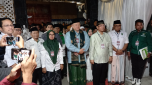 Pasangan Yanto Aprianto-KH Aminudin (YAKIN) saat tiba di KPU Kota Tasikmalaya, Kamis 29 Agustus 2024 malam untuk daftar di Pilkada Kota Tasikmalaya.