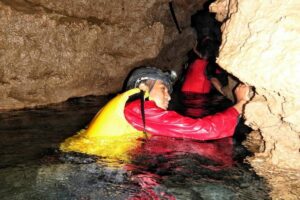 Aktivitas cave tubing atau menjelajahi gua sambil berenang di Pangandaran.