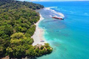 Wisata alam pantai yang bisa anda kunjungi untuk jelajahi Pangandaran saat liburan. 