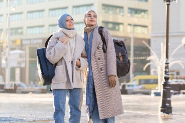 Tampil fresh bagi yang hobi ngetrip dengan gaya hijab traveling.