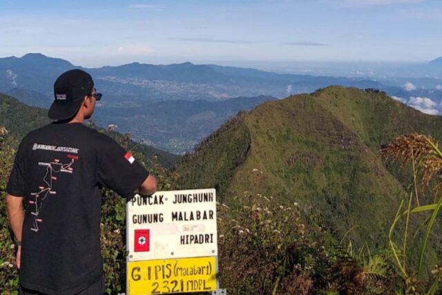 Petualangan mendaki gunung yang ada di Bandung, siap untuk jelajahi Jawa Barat.