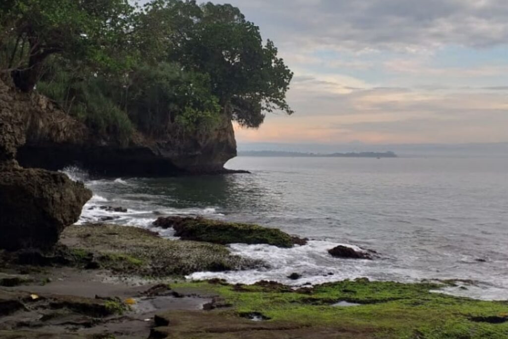Legenda Pantai Batu Karas dan kisah perantauan Raden Raja Katomas.