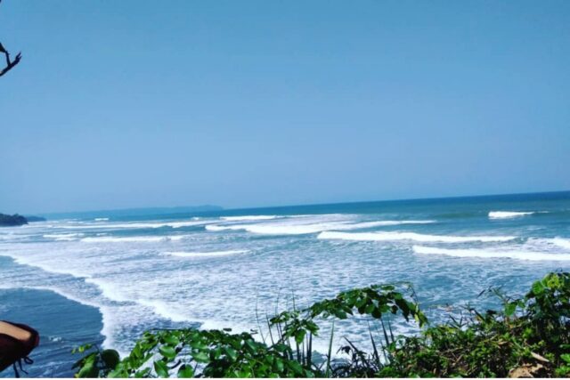 Liburan asyik di pangandaran, menelusuri legenda Pantai Karang Nini.